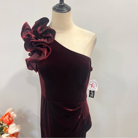 Xscape Burgundy Red Velvet Ruffled One Shoulder Maxi Formal Evening Gown Reemoly - Picture 2 of 16